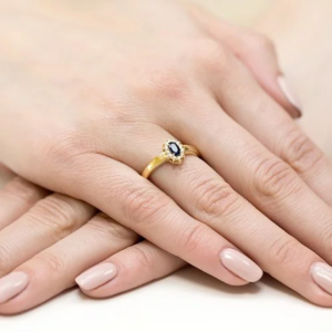 Pierścionek z białego złota z Szafirem 0,30ct i Diamentami próby 585. W-0026SZAB